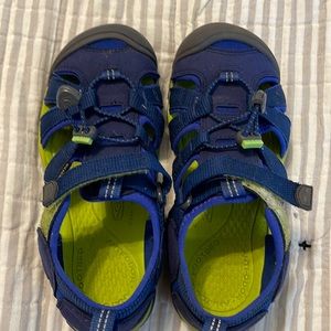 Blue and neon green Keen kids water shoes sandals sz 2 boys very good condition